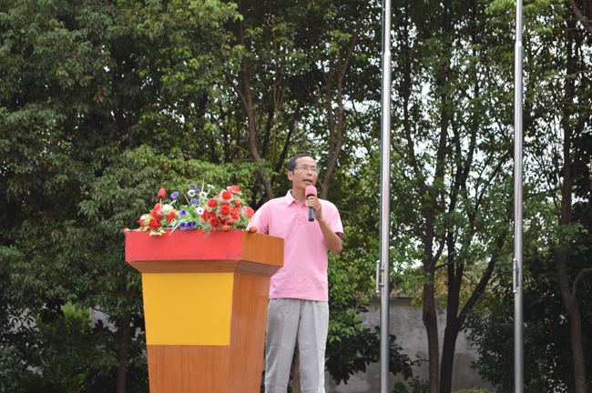 中明集团董事长何中明先生为考上一本的考生家长颁发高考奖学金